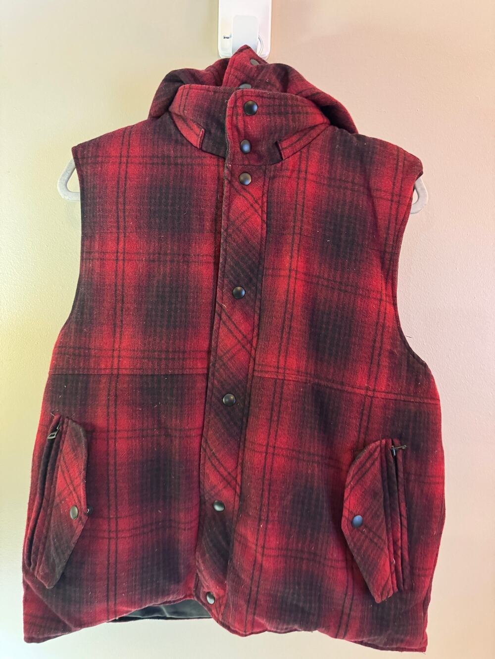 Levi’s Men’s M Red Black Plaid Wool Blend Down Feather Hooded Puffer Vest
